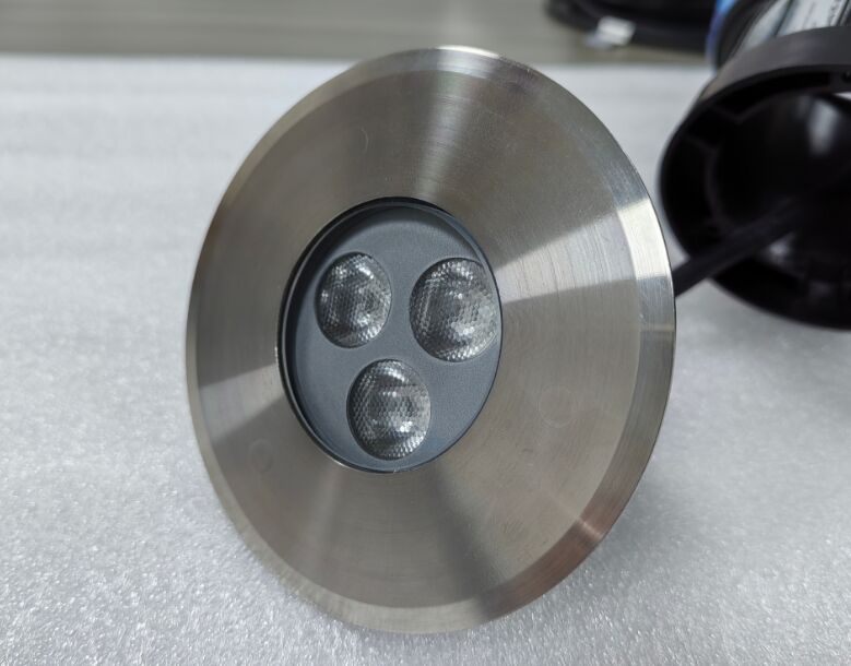 แสงสระว่ายน้ํา LED ลงตัว ที่ให้ประสิทธิภาพแสง 100lmw ออกแบบสําหรับช่วงอุณหภูมิ 20°C ถึง 45°C และแสงสระว่ายน้ํา