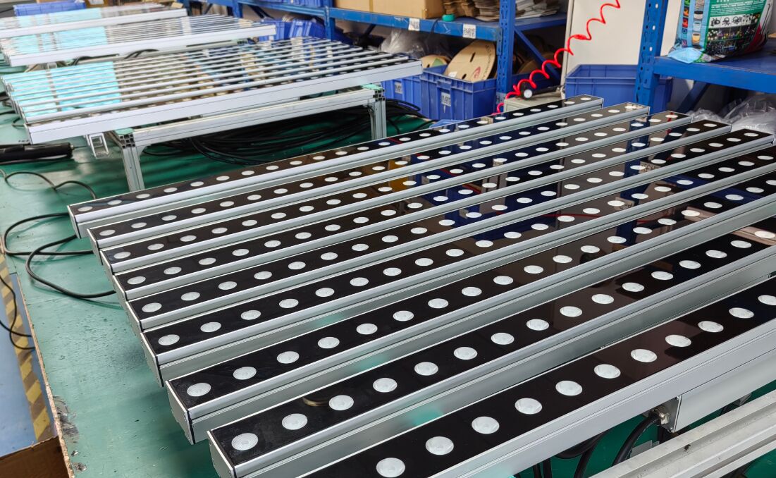 โปรไฟล์ผนัง LED อลูมิเนียม 18-48W ที่มีแหล่งแสง LED 24 ชิ้น เหมาะสําหรับโครงการไฟผนังในและนอก