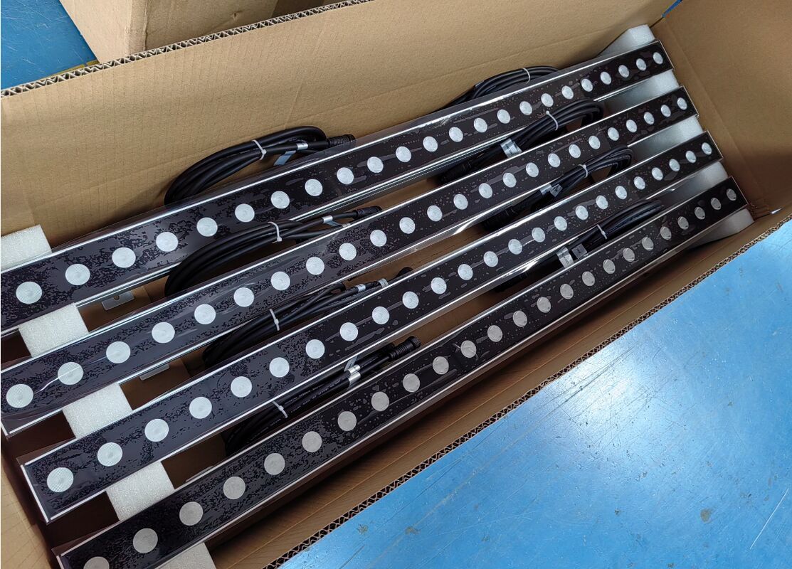 ไฟวอลล์วอชภายนอกสำหรับติดตั้งบนผนัง อุณหภูมิสี 2700K-6500K ออกแบบมาเพื่อการแสดงสีที่สม่ำเสมอและการทำงานในสภาพอากาศที่หลากหลาย