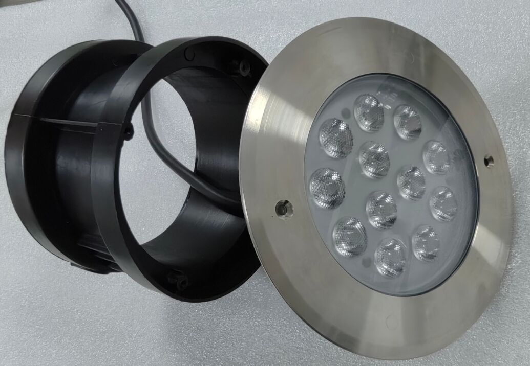 ไฟสระว่ายน้ำ LED ขนาด 150 มม. x 88 มม. พร้อมประสิทธิภาพแสง 100 ลูเมน/วัตต์ น้ำหนัก 1 กก. โซลูชันแสงสว่างกันน้ำประหยัดพลังงาน