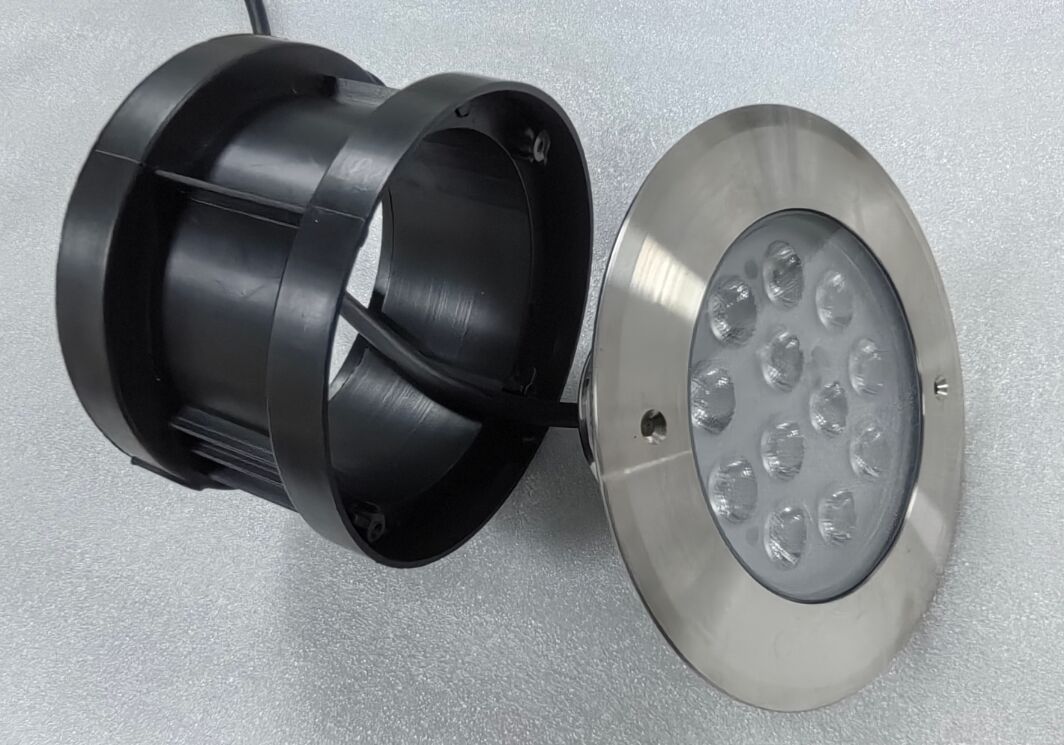 316L สแตนเลส ไฟ LED ภายใต้น้ํา ให้บริการ 100lmw ประสิทธิภาพแสง ที่สมบูรณ์แบบสําหรับสระว่ายน้ํา สระว่ายน้ําและลักษณะของน้ํา